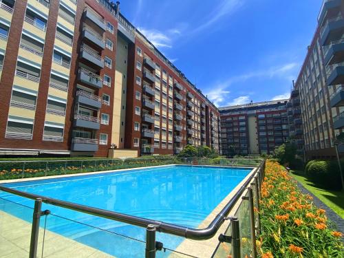 布宜诺斯艾利斯Modern Apartments in Puerto Madero的游泳池位于部分建筑前