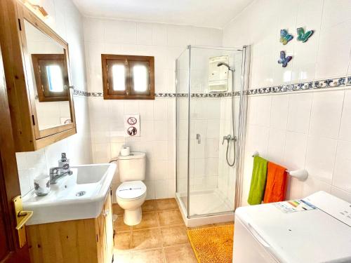 Caleta de CaballoEslanzarote Turtle House, Super wifi, Sea views的带淋浴、盥洗盆和卫生间的浴室