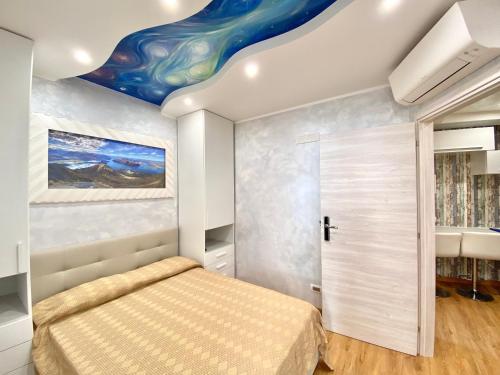 特罗佩阿Tropea Solemare的一间卧室配有一张床和彩绘天花板