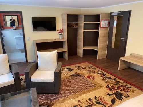 布隆贝格WIRTSHAUS am Niederntor的客厅配有沙发、椅子和电视