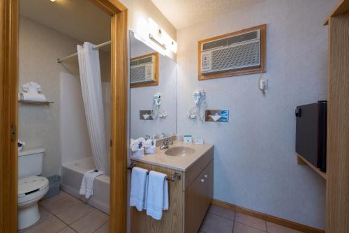 乔治湖美洲最佳价值套房汽车旅馆的一间浴室