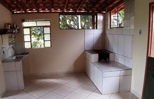 伊坦贝-杜马图登特鲁Casa grande, bem espaçosa, em Itambe do Mato Dentro, Cabeça de Boi的带水槽的厨房和2扇窗户
