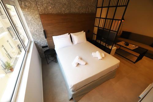 雅典K58 Luxury Apartment Monastiraki Metro Station Acropolis Jacuzzi的一间卧室配有一张床,上面有两条毛巾