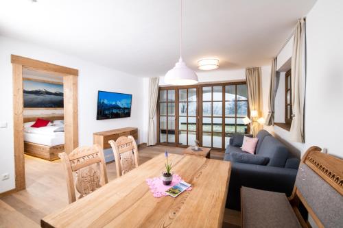 Alpenvilla Berchtesgaden Appartements的休息区
