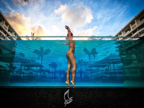 坎昆Garza Blanca Resort & Spa Cancun的站在游泳池的水中的女人