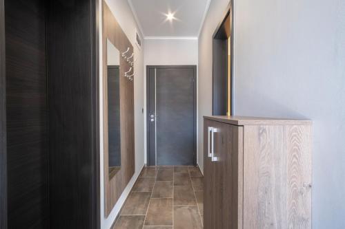 希欧福克MF Premium Resort的走廊上设有木柜和门