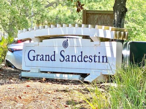 德斯坦Grand Sandestin at Sandestin Resort by Tufan的汽车后部大安慰的标志