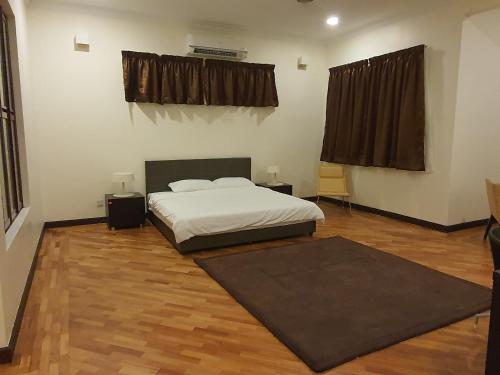 八打灵再也PH Homestay Bungalow House at PJ Fully Equipped的一间卧室配有一张床,铺有木地板