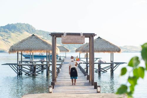 纳闽巴霍The Seraya Resort Komodo的站在水面上的一个女人