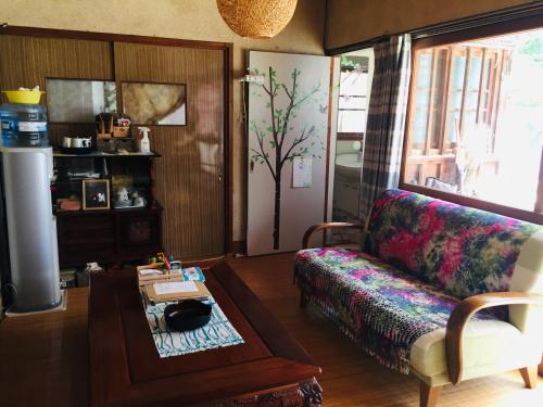 伊势市Ise Chitose的客厅配有沙发和桌子