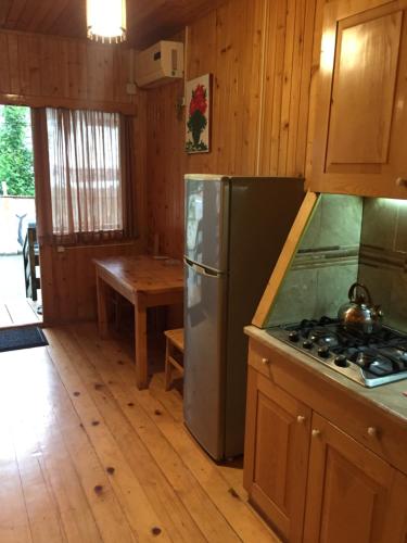 乌雷基Holiday Home的厨房配有冰箱、炉灶和桌子