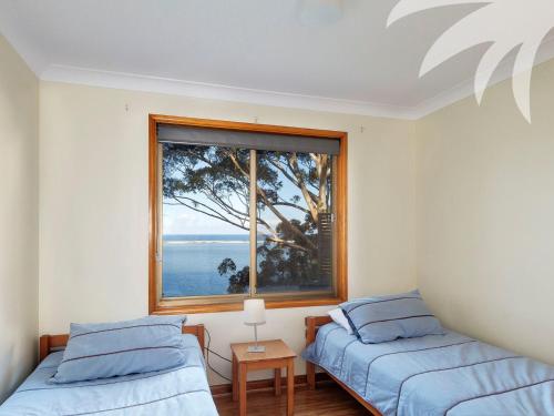 史密斯湖Sandbar View的带窗户的客房内的两张床