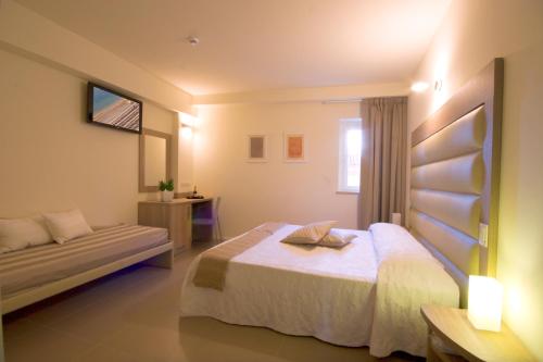 卡梅拉诺鲁斯奇奥尼精品酒店的酒店客房设有床和窗户。
