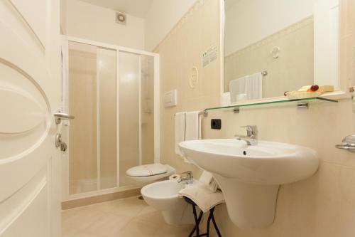 巴多利诺Hotel GARDENIA & Villa CHARME Adults Friendly 10Plus的白色的浴室设有水槽和卫生间。