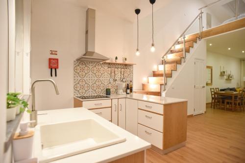 奥尔塔Dabneys Studio的一个带水槽和楼梯的厨房