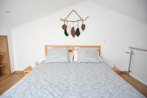 奥尔塔Dabneys Studio的一间卧室配有一张带蓝色棉被的床