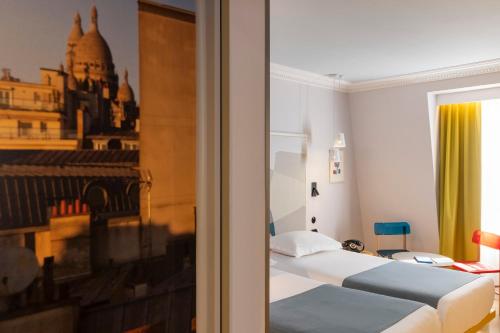 巴黎德拉帕酒店的酒店客房设有两张床和窗户。
