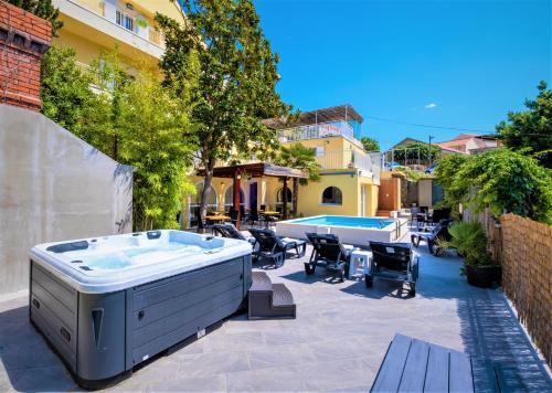 察夫塔特卡斯特雷托酒店的一座位于大楼旁的庭院中的热水浴池
