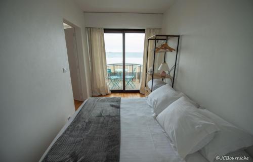 圣马洛APPARTEMENT PLEINE VUE MER 34 Ch. du Sillon Saint-Malo Plage的一间卧室设有一张床,享有海景