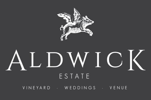 布里斯托Aldwick Estate的婚礼场地的标志,有翅膀的马