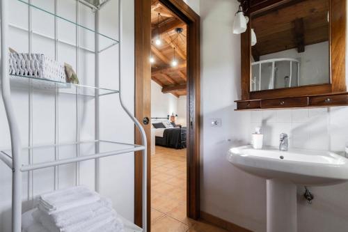 奥特里科利Casale Le Brecce b&b的一间带水槽和镜子的浴室