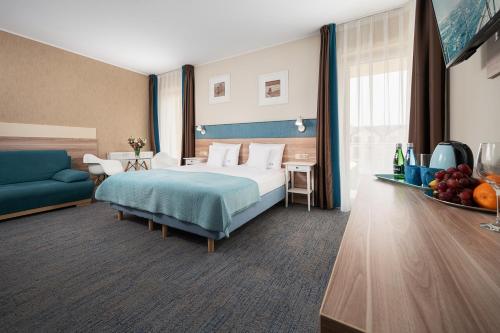 弗瓦迪斯瓦沃沃鲁安酒店的酒店客房,配有床和蓝色的沙发