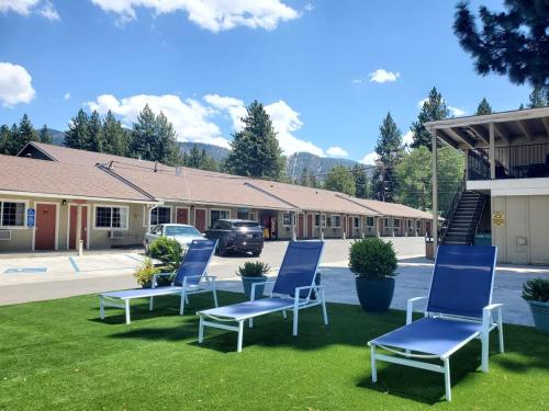 南太浩湖Bluebird Day Inn & Suites的一群坐在草地上的蓝色椅子