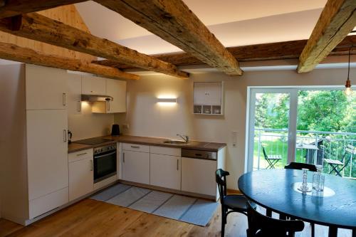 格齐斯Beeindruckende Wohnung im Rheintal的厨房以及带桌子和窗户的用餐室。