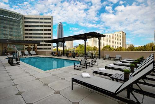 休斯顿Holiday Inn Express - Houston - Galleria Area, an IHG Hotel的一个带游泳池和桌椅的屋顶露台
