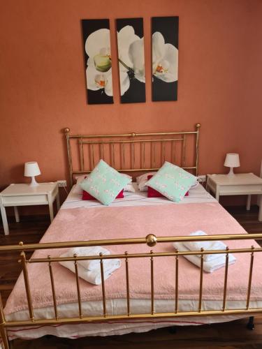 巴洛泰什蒂Luca's studio 3 ,Close to Therme Bucharest, Airport Otopeni的一间卧室配有一张带粉色床单和枕头的床。