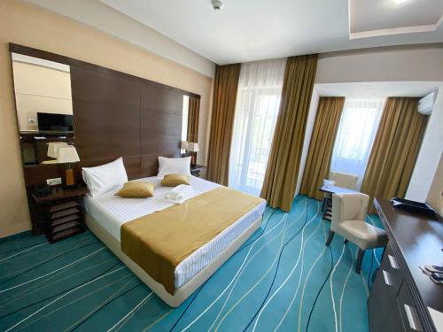 康斯坦察内华达酒店的酒店客房设有一张大床和一张书桌。