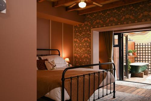 坦普尔帕特里克The Rabbit Hotel & Retreat的一间卧室设有一张床和一个滑动玻璃门