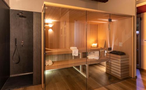 奥尔塔圣朱利奥利昂德奥罗酒店的带淋浴和浴缸的浴室