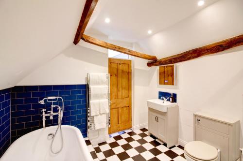 迪韦齐斯Green Parrot House的一间带一个浴缸的浴室
