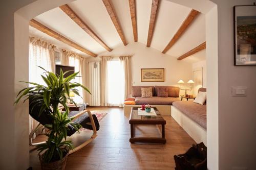 威尼斯Acqua - Attico con terrazza的客厅配有沙发和桌子