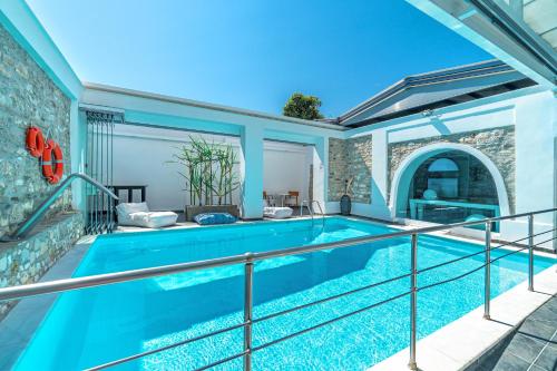 萨索斯Hotel Lido Thassos的一座砖墙房子中的游泳池