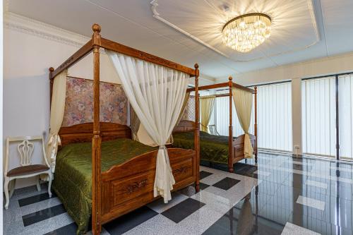 塔林Apartments near Old Town的一间卧室配有两张床和吊灯。