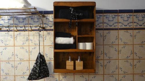 伊萨韦纳河畔罗达LA POSADA DEL ISABENA的带毛巾的浴室内的木架