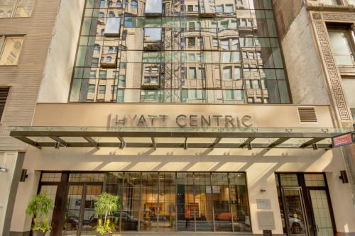 纽约Hyatt Centric Midtown 5th Avenue New York的建筑前面的商店,上面有读卡丁车中心的标志