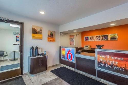 比林斯南部比林斯6号汽车旅馆的一间拥有橙色墙壁的快餐店