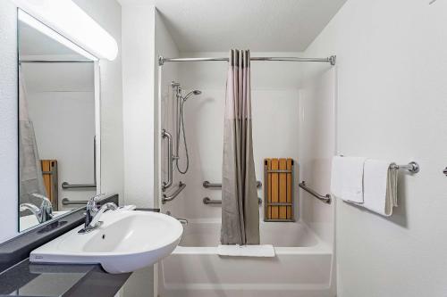 比林斯南部比林斯6号汽车旅馆的白色的浴室设有水槽和淋浴。