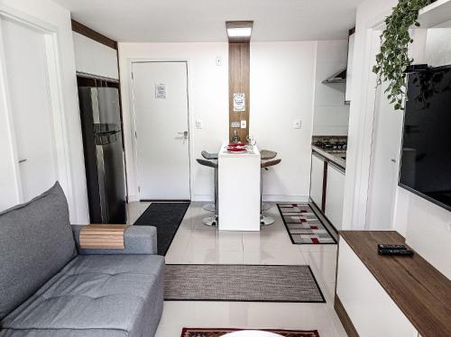 彼得罗波利斯Apartamento Completo e moderno na Serra em Itaipava的带沙发的小客厅和厨房