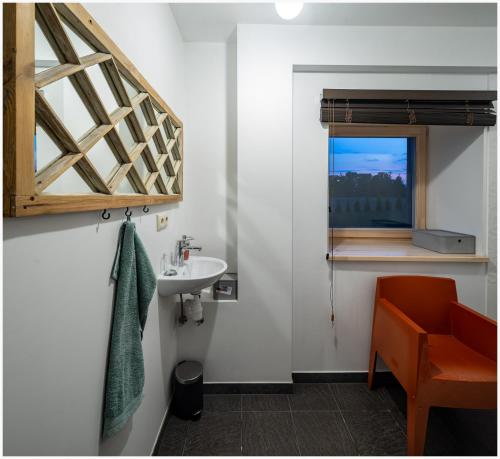 NākotneVintage Pilot's house - Pūpoli的一间带水槽和窗户的浴室
