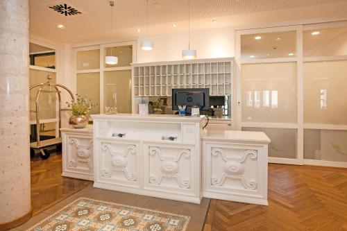 博尔库姆Hotel Inselhof Borkum的一间设有白色橱柜和电视的客房
