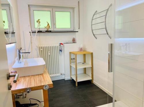 卡佩尔罗德克Ferienwohnung JoSi的一间带水槽和窗户的小浴室