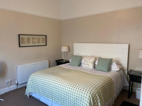 A Wee Cottage In Dunfermline客房内的一张或多张床位