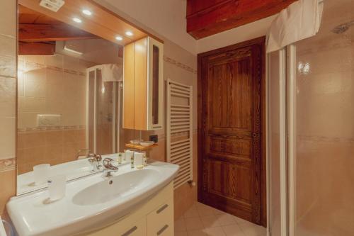 库马约尔Chalet Pontal 6的一间带水槽和镜子的浴室