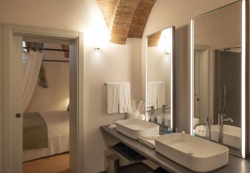蒙塔尔奇诺Tenuta CastelGiocondo的一间带水槽和镜子的浴室