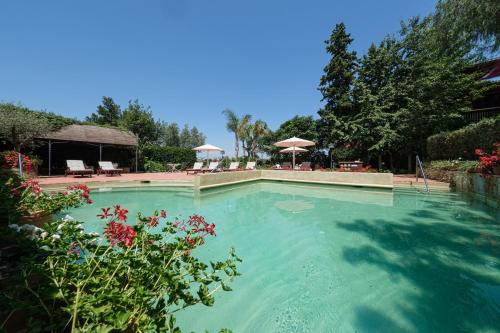 拉卡农加马斯拉博埃亚酒店的院子里的大型游泳池