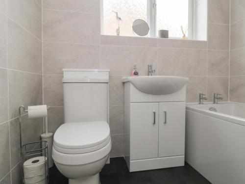 布里德灵顿Iris的浴室配有白色卫生间和盥洗盆。
